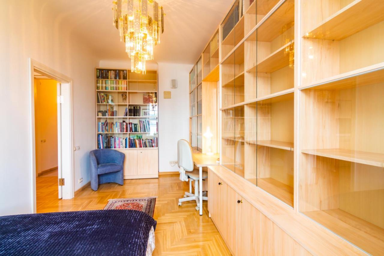 Classic Style Apartment In The Center Of Riga Exterior foto