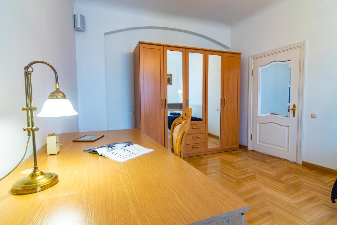 Classic Style Apartment In The Center Of Riga Exterior foto
