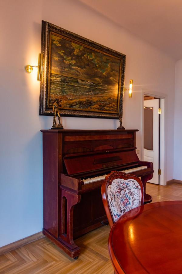 Classic Style Apartment In The Center Of Riga Exterior foto