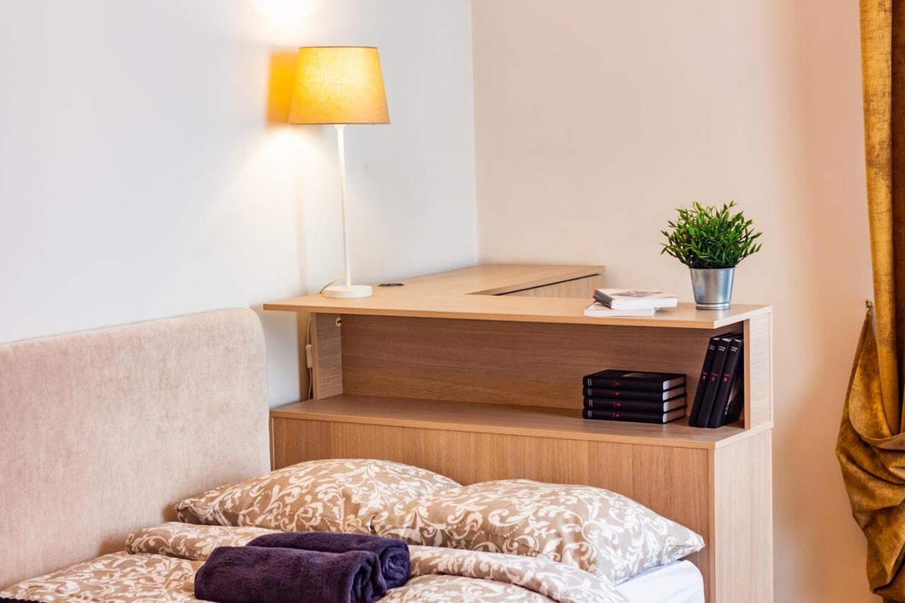 Classic Style Apartment In The Center Of Riga Exterior foto