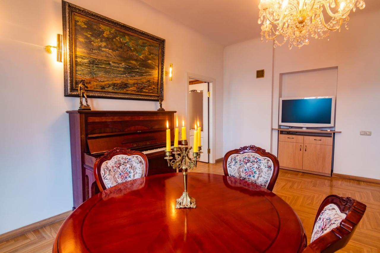 Classic Style Apartment In The Center Of Riga Exterior foto