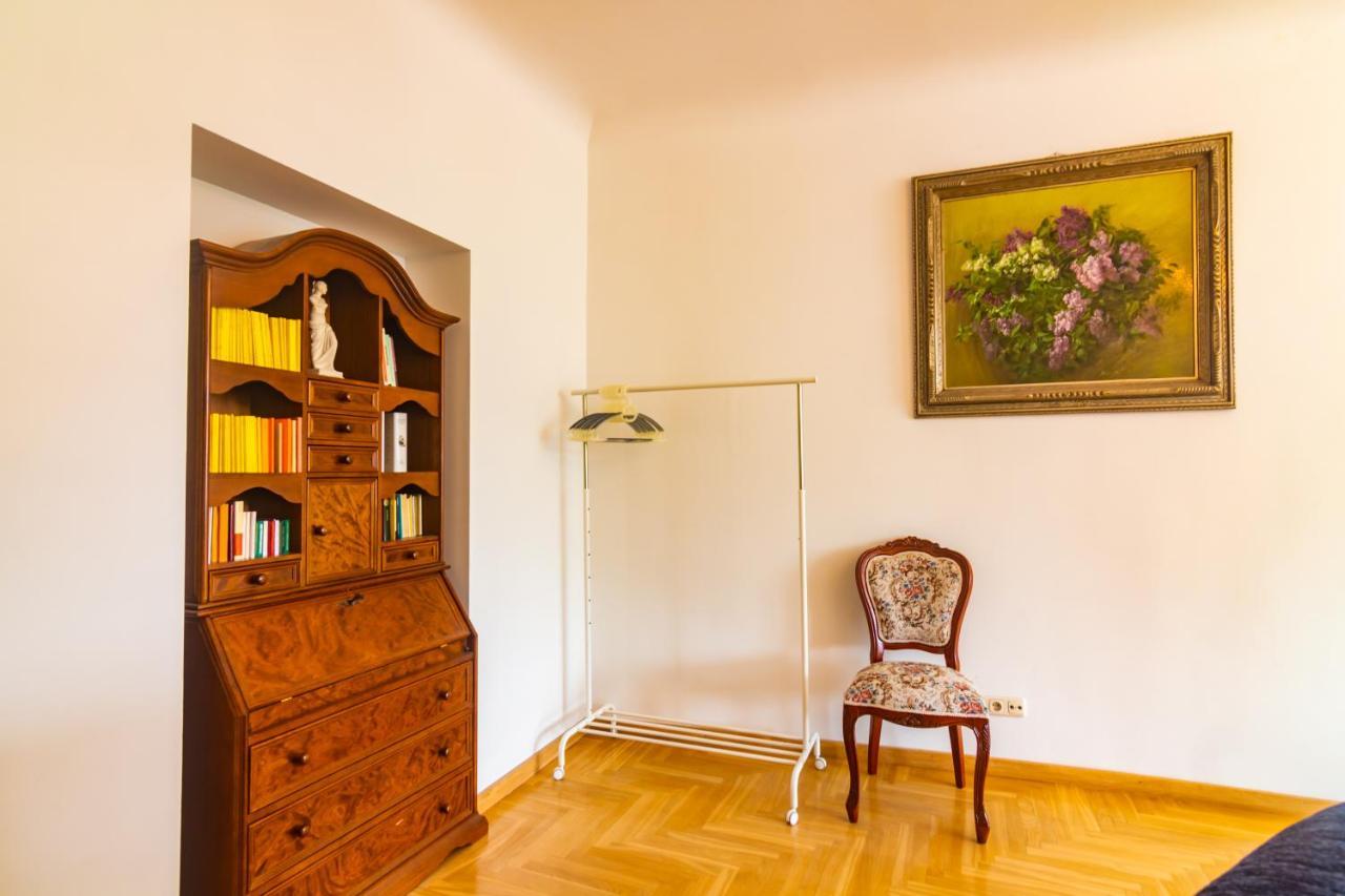 Classic Style Apartment In The Center Of Riga Exterior foto